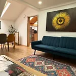 Leopold Chillout Hostel *