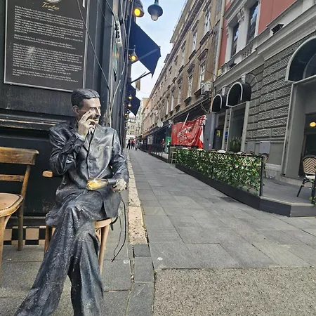 Leopold Chillout Hostal *