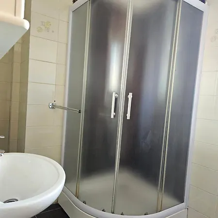 Leopold Chillout Hostal *