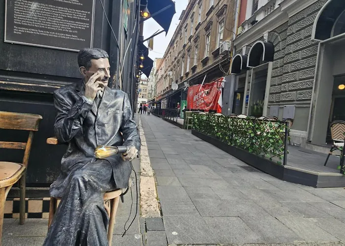 Leopold Chillout Hostel *